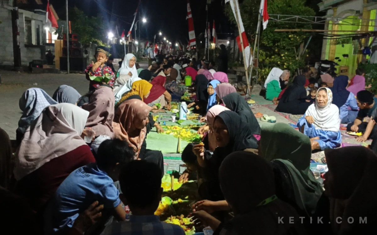 Foto Warga Dusun Kedungjati Makan Bersama Beralaskan Daun Pisang 81 Meter (Foto: Daniel Andayawan/Ketik.com)