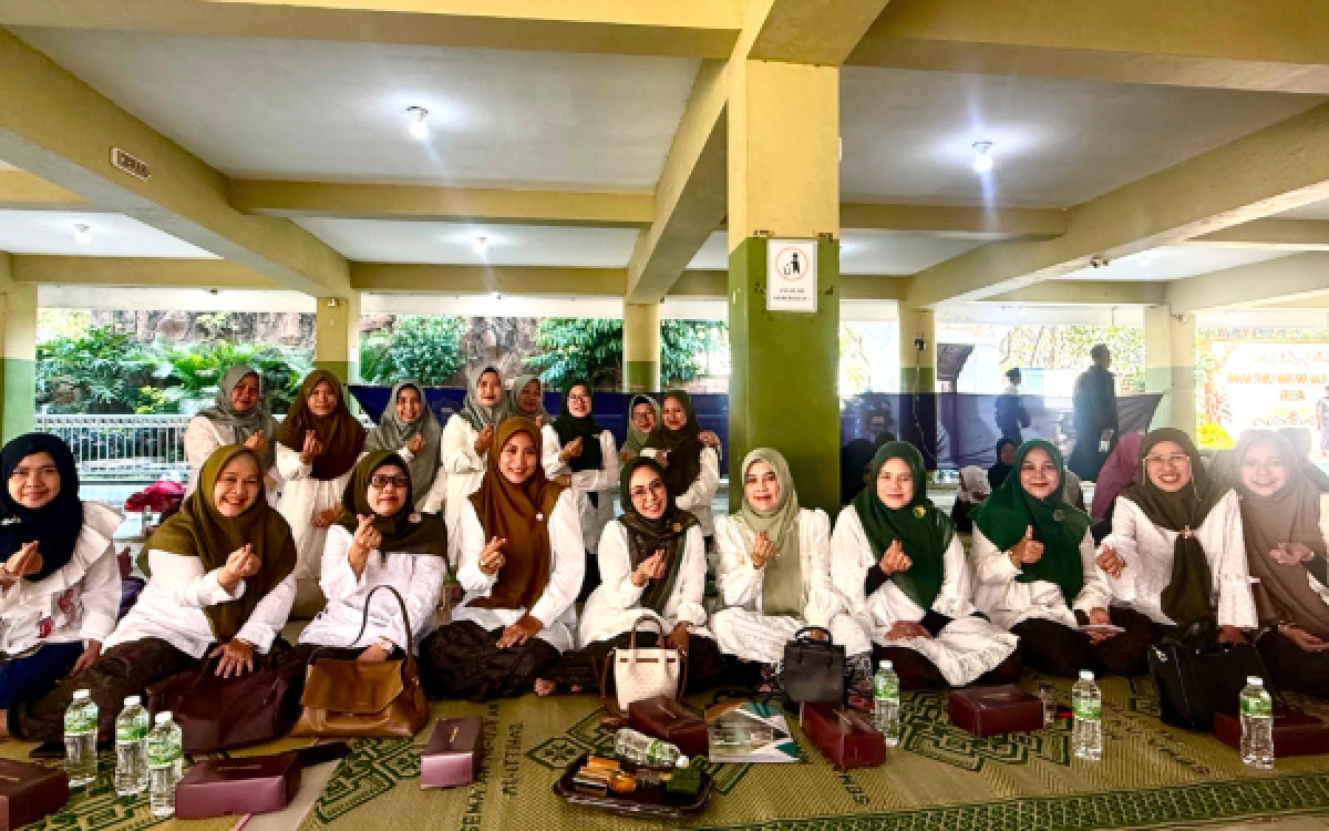 Thumbnail Berita - Isi Amunisi Spiritual, Rektor UIN Malang dan Jajaran Pimpinan Fakultas Hadiri Haflatul Maulid dan Haul Syekh Maulana Malik Ibrahim ke-626