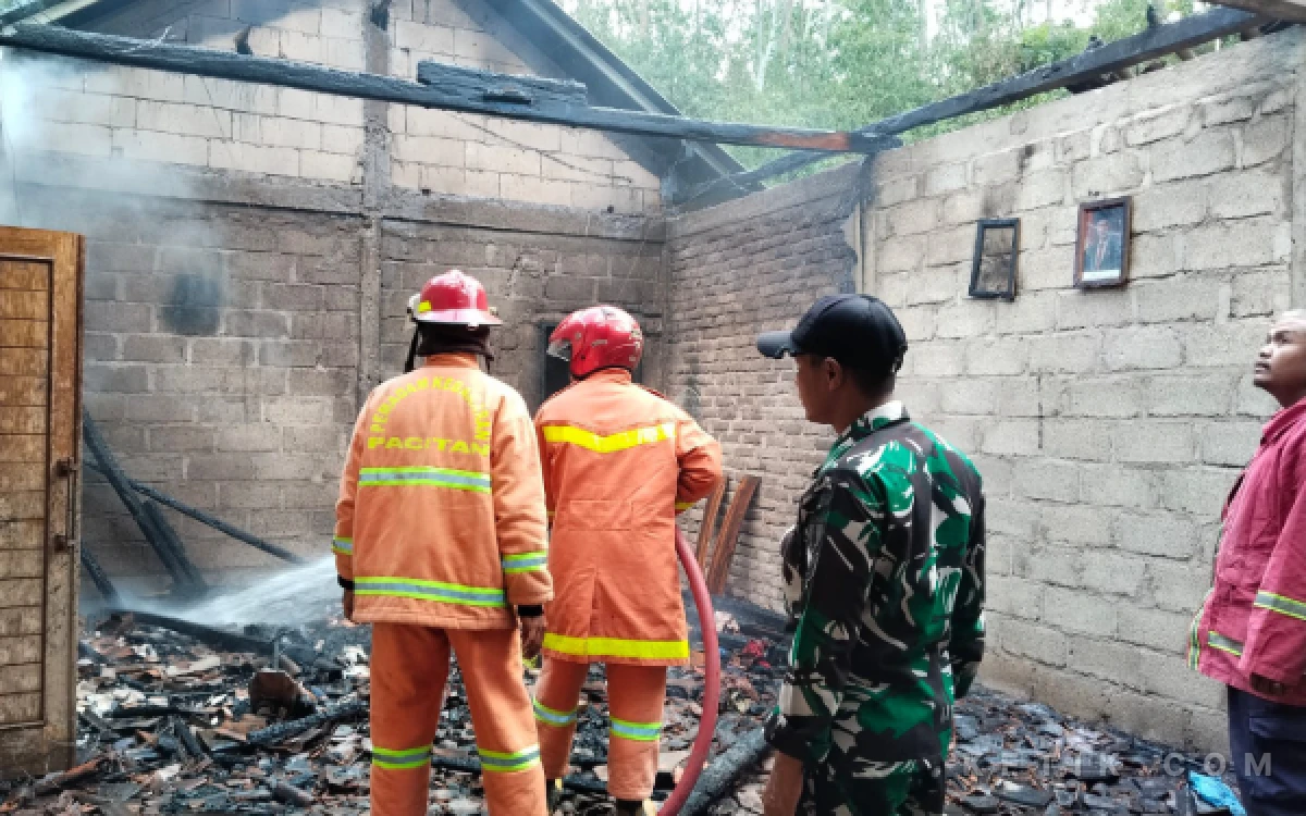 Thumbnail Berita - Korsleting Akibat Sound System Tak Dicabut, Rumah Perangkat Desa di Pacitan Hangus Terbakar