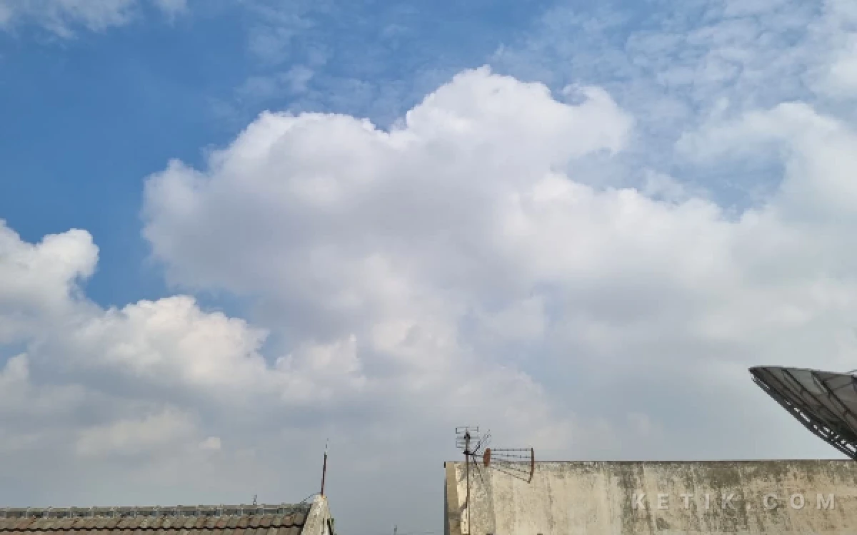 Thumbnail Berita - Prakiraan Cuaca Jatim: Jember dan Banyuwangi Berpotensi Udara Kabur, Wilayah Lain Berawan