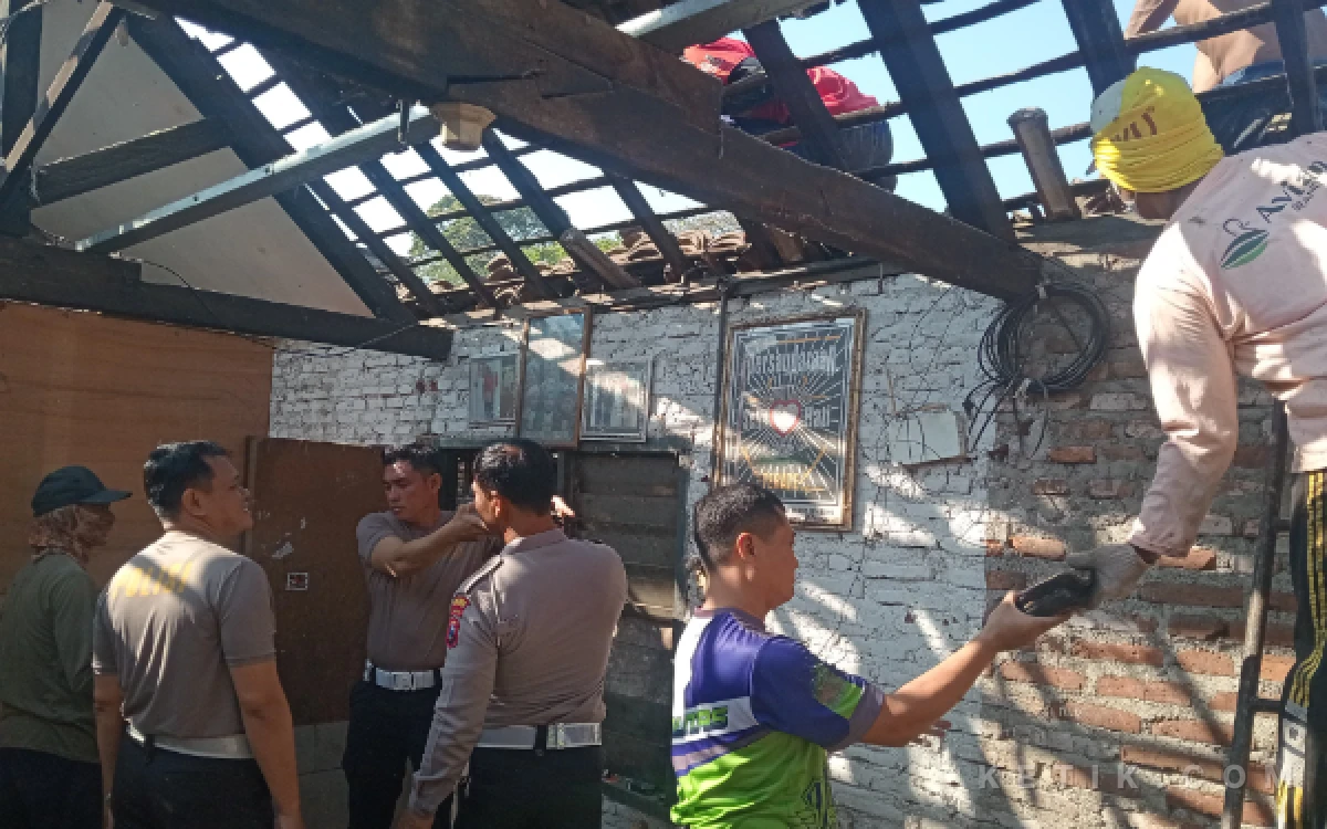 Thumbnail Berita - Tak Selalu Soal Lalu Lintas, Satlantas Polres Madiun Kota Juga Bedah Rumah Warga