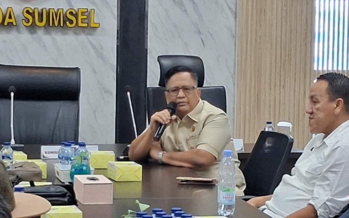Foto Komisioner Kompolnas RI, Dr. Supardi Hamid, S.Sos., M.Si saat menemui dua wartawan korban kekerasan meliput demonstrasi mahasiswa terkait penegakan hukum kasus kebakaran hutan dan lahan (karhutla), di Mapolda Sumsel, Senin 19 Oktober 2026. (Foto : Yola/Ketik.com)