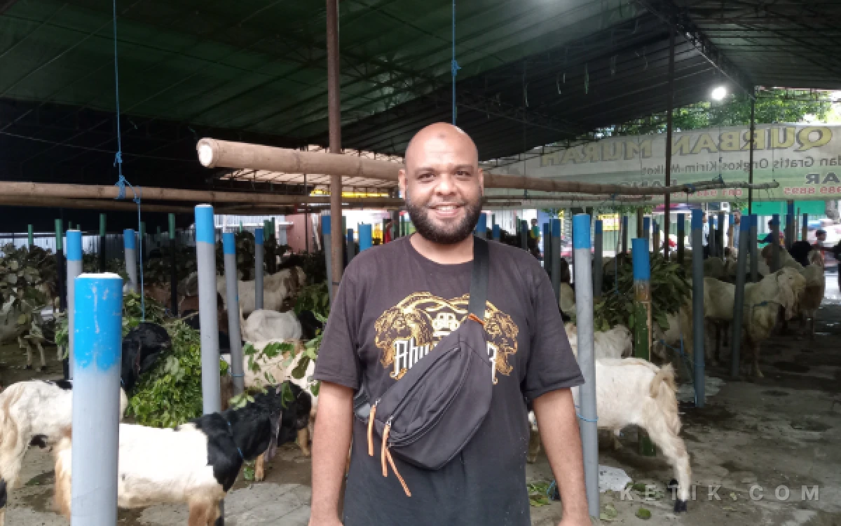 Thumbnail Berita - Sudah 20 Tahun Bertahan, Ammar Jadi Langganan Warga Cari Kambing Kurban Berkualitas di Kota Malang