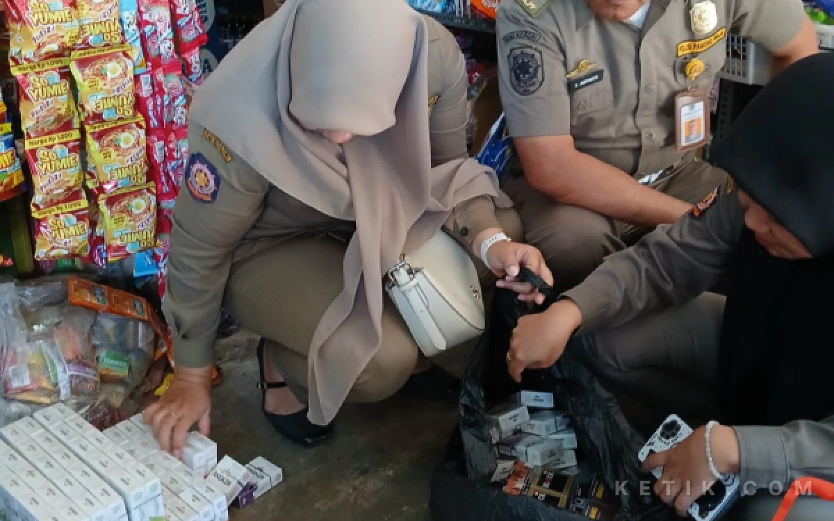 Thumbnail Berita - Sasar Pasar dan Pertokoan, 3.440 Batang Rokok Ilegal di Pacitan Disita Petugas