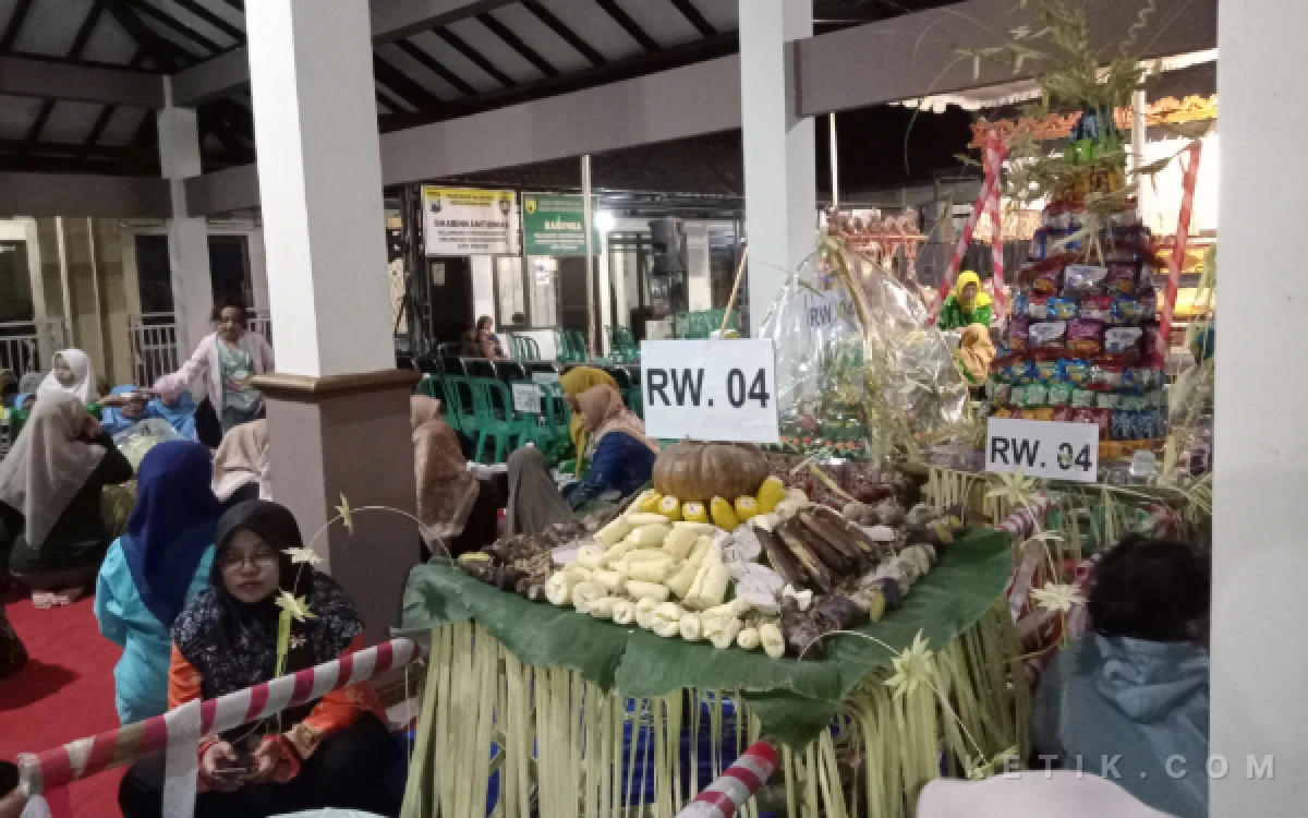 Foto Tumpeng dari seluruh RW di kawasan Cemorokandang untuk acara Sedekah Bumi pada kegiatan Grebek Suro 2026. (Foto: Aliyah/Ketik.com)