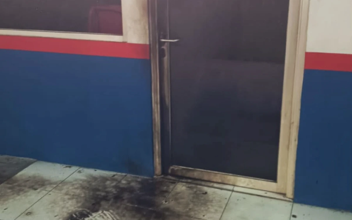 Thumbnail Berita - Petugas Palang Pintu Kereta Jalan Margorejo Ceritakan Kronologi Pelaku Pelempar Benda di Pos Polisi