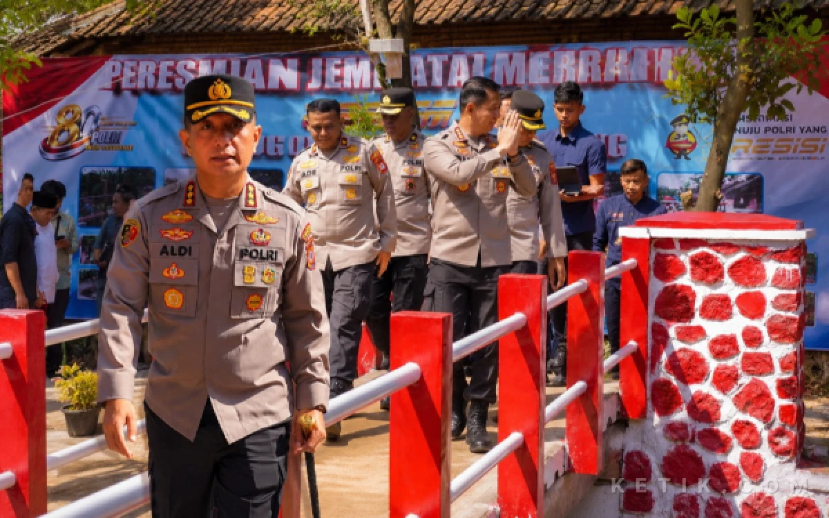 Thumbnail Berita - Dari Soreang hingga Cicalengka, Kapolresta Bandung Tingkatkan Akses Warga Lewat Revitalisasi Jembatan