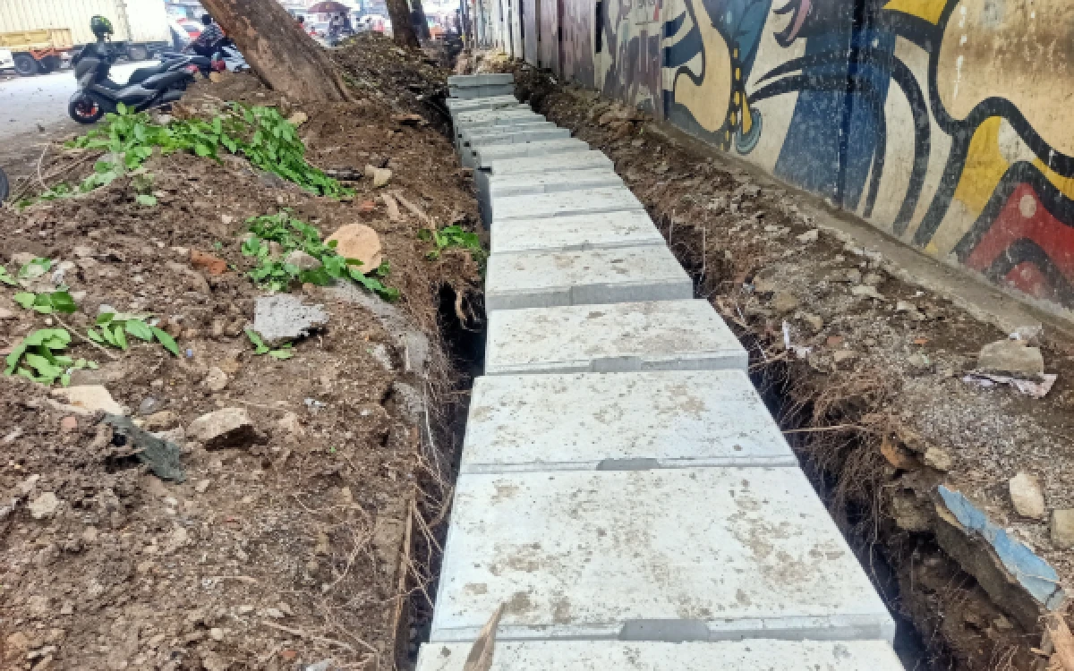Foto Deretan U-Ditch yang terpasang di sepanjang sisi Jalan Sunan Kalijaga. (Foto: Biro Lebak/Ketik.com)