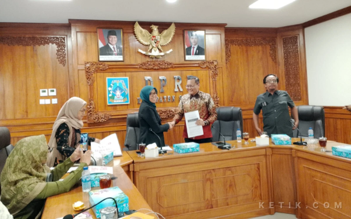 Foto Ketua DPC KPPI Kab Sleman Sri Riyadiningsih secara simbolis menyerahkan berkas tuntutan warga kepada Ketua DPRD Kab. Sleman Y Gustan Ganda di Ruang Bapemperda. 
(Foto: Bahar for Ketik.com)