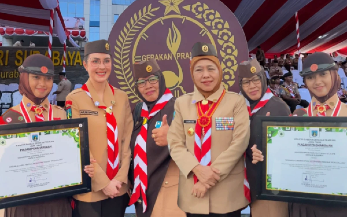 Foto Perwakilan dari Gudep SMPN 34 Surabaya setelah menerima penghargaan  juara II Festival Gugus Depan Pramuka Produktif dan Ketahanan Pangan dari Gubernur Jatim . (Foto : Dok.SMPN 34)