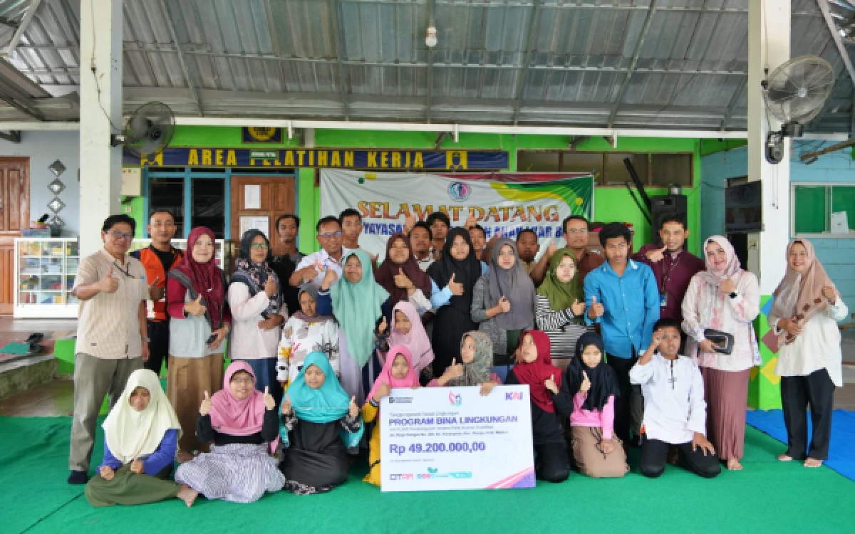 Thumbnail Berita - Salurkan Program Bina Lingkungan Rp123 Juta, KAI Daop 7 Madiun Perkuat Fasilitas Pendidikan hingga Pelestarian Budaya