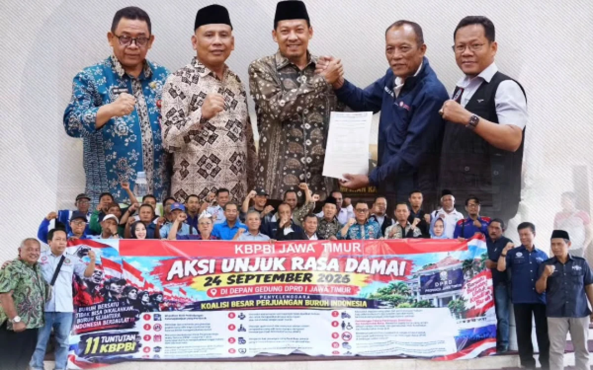 Thumbnail Berita - Buruh Jatim Sampaikan 11 Tuntutan ke DPRD, Desak Perlindungan Kerja Diperkuat