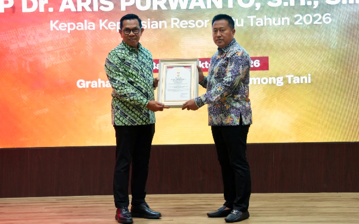 Thumbnail Berita - Kenal Pamit Kapolres Batu, Wali Kota Nurochman Serahkan Lencana Hakaryo Guno Mamayu Bawono
