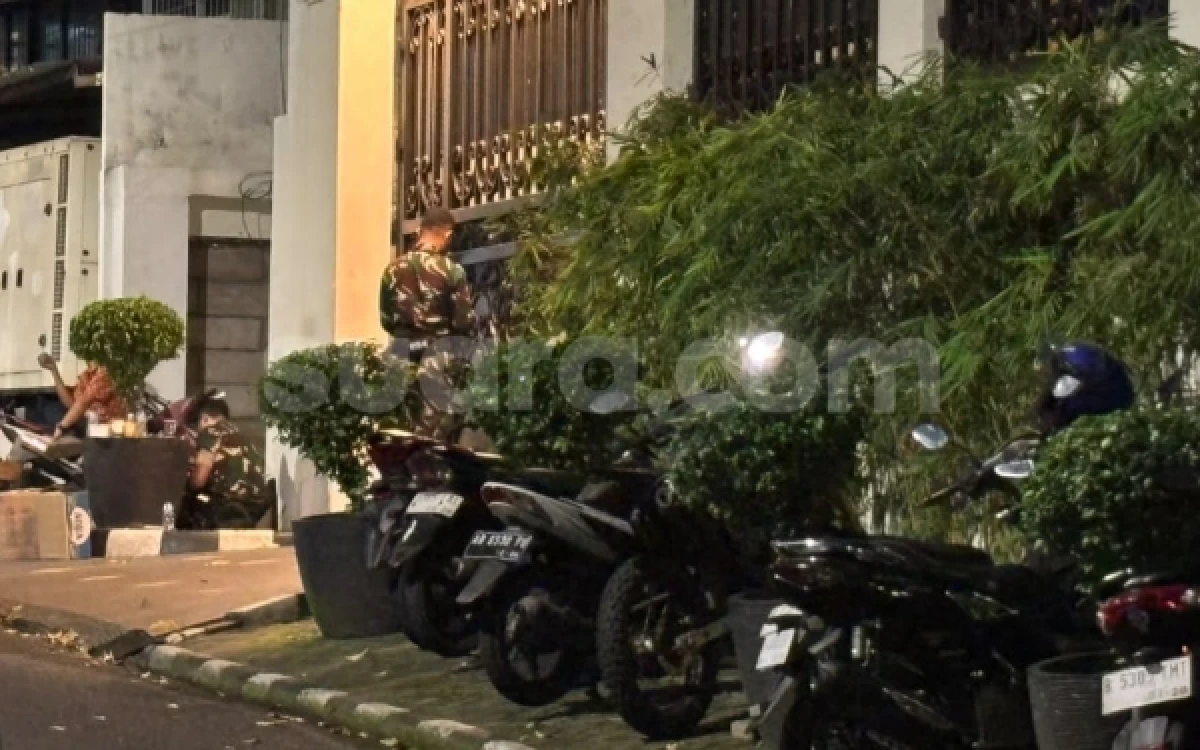 Thumbnail Berita - Rumah Jampidsus Febrie Adriansyah Dijaga Ketat Aparat Bersenjata, Muncul Usai Penggeledahan di Cipete