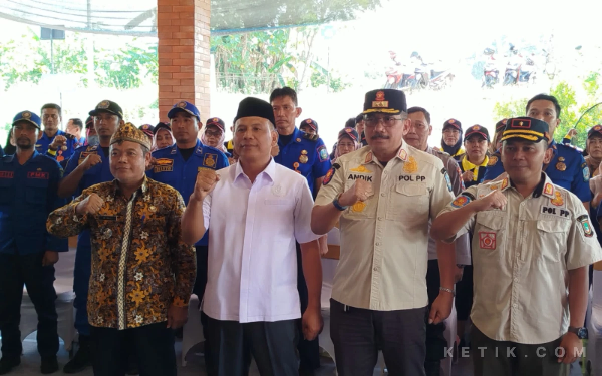 Foto Sumardi  politisi Golkar yang juga anggot Komisi A DPRD Provinsi Jawa Timur saat bersama peserta   Pembinaan dan Pelatihan Relawan Pemadam Kebakaran dan Masyarakat dalam Rangka Pencegahan, Penanggulangan, Penyelamatan Kebakaran dan Non Kebakaran (foto : sholahudin/ ketik.com)