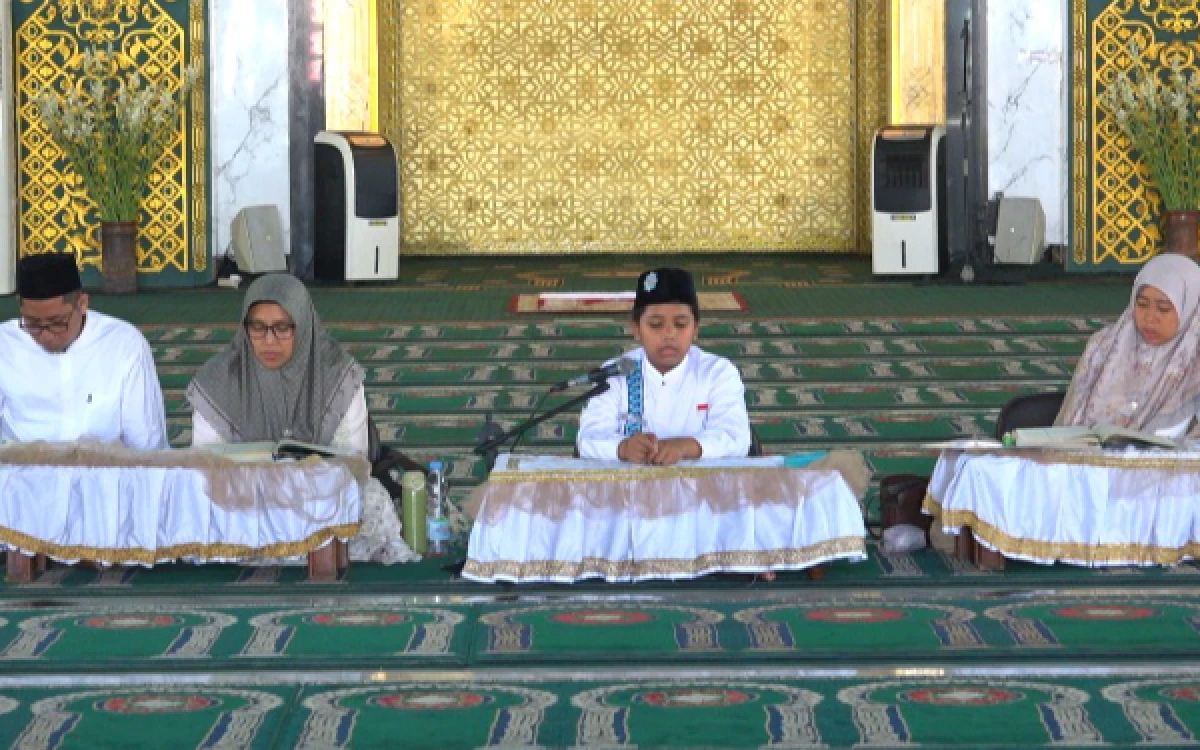 Thumbnail Berita - Cetak Generasi Qur’ani MI Masjid Al Akbar! Simak Pengalaman Abdullah Faqih Menghafal 10 Juz