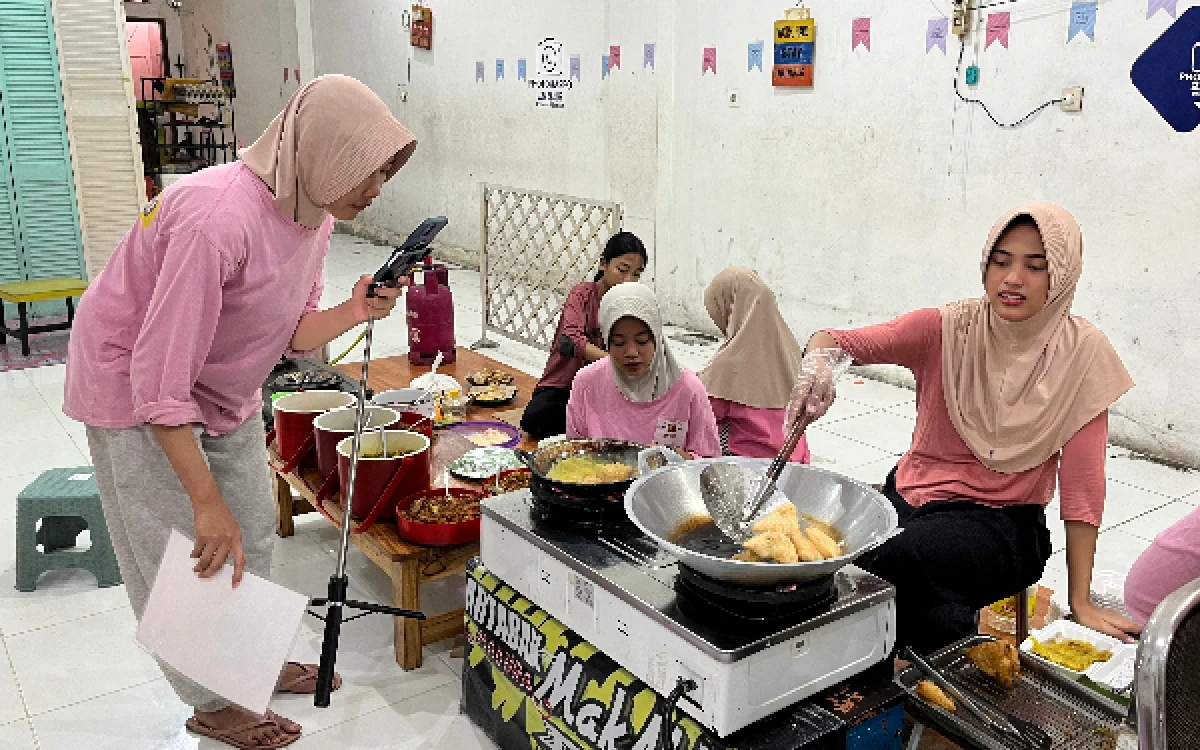 Thumbnail Berita - Martabak Mak Ndut, Jajanan Madura yang Masih Ramai di Jalan Tunjungan Surabaya