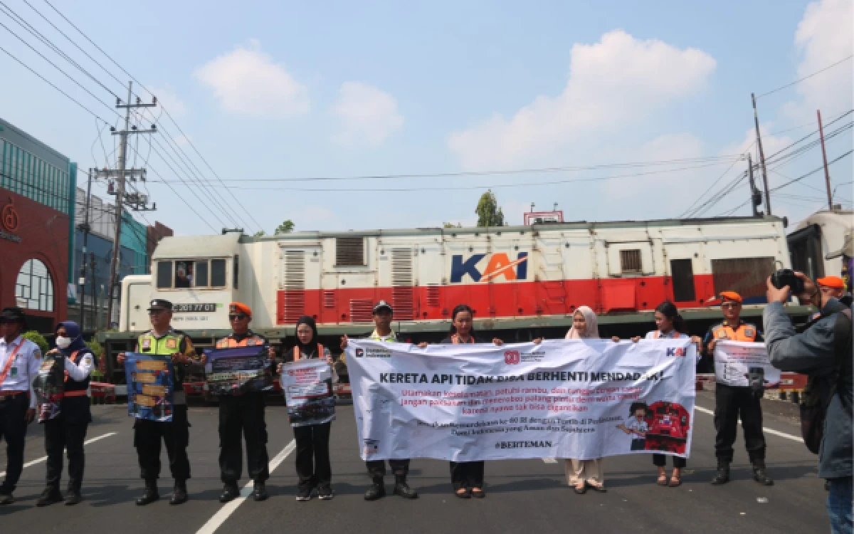 Thumbnail Berita - Maknai Harkitnas, KAI Daop 7 Madiun Gandeng Gen Z Jadi Pelopor Keselamatan di Perlintasan Kediri