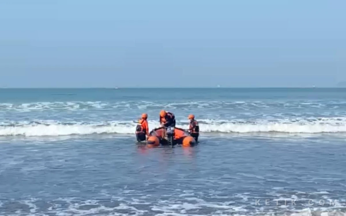 Thumbnail Berita - 6 Remaja Terseret Ombak di Menganti Cilacap: 4 Selamat, 2 Masih Dalam Pencarian pada Hari Kedua