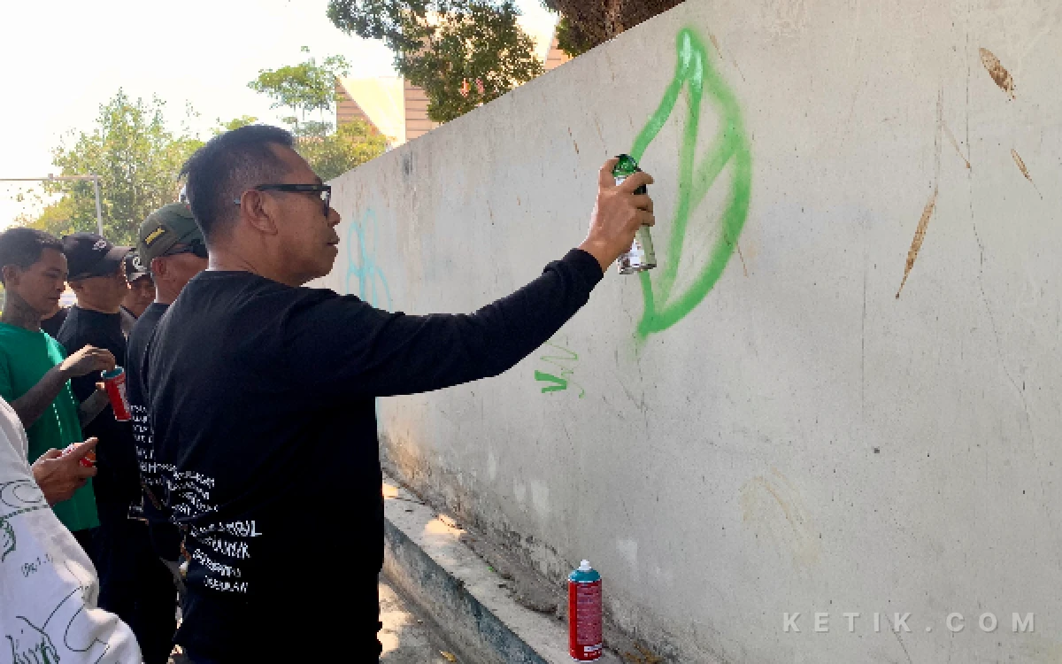 Thumbnail Berita - WCD 2026, Wali Kota Batu Cak Nur Hiasi Tembok Pasar Among Tani dengan Gambar Daun