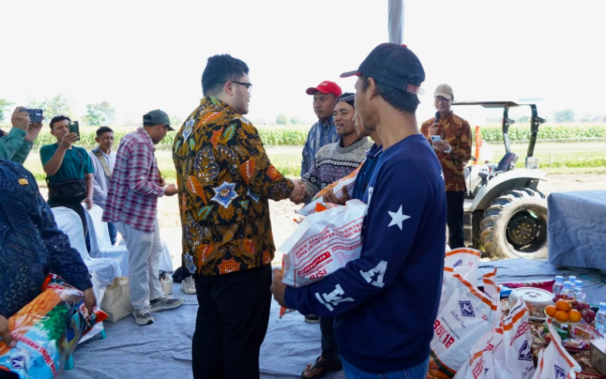 Thumbnail Berita - Mas Dhito Bantu 200 Ton Benih Jagung Senilai Rp19 Miliar untuk 683 Kelompok Tani Kediri