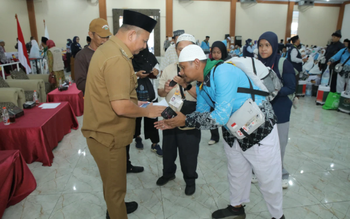 Thumbnail Berita - Wakil Bupati Asahan Sambut Kepulangan Jamaah Haji Kloter 7 di Asrama Haji Medan