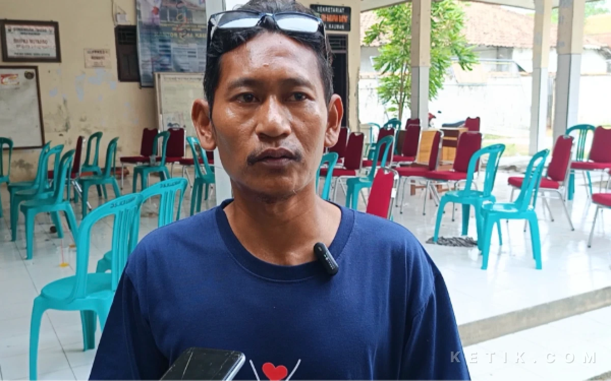 Foto Direktur BUMDes Sukses Sejahtera, Dedi Sukseno ketika diwawancara terkait aksi warga yang menuntut transparansi anggaran (Foto: Slam/ketik.com)