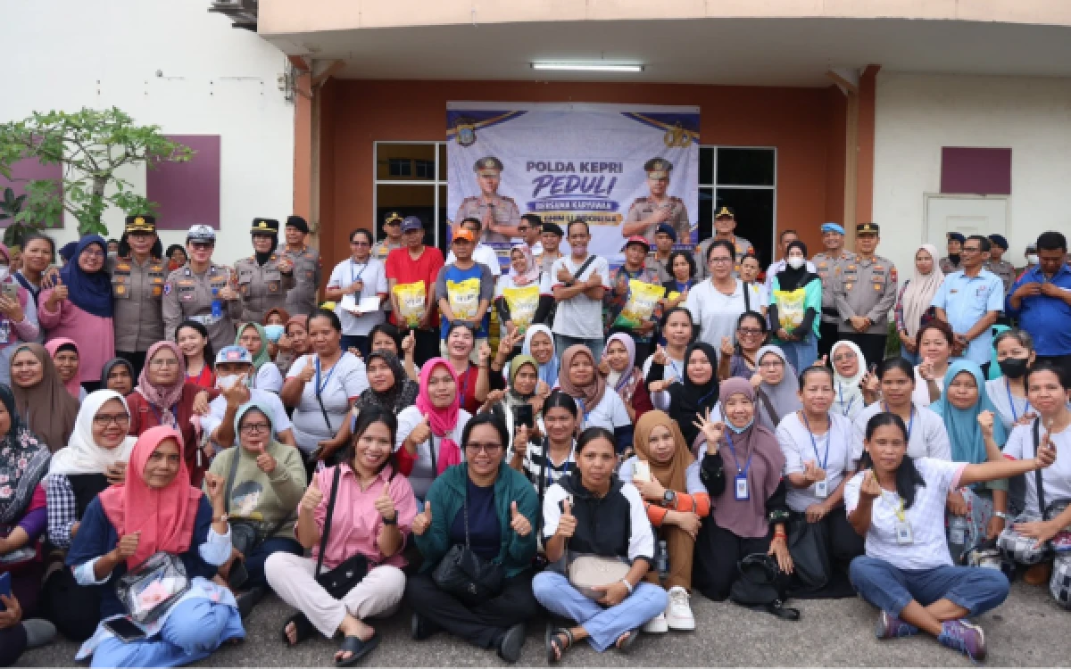 Thumbnail Berita - Polda Kepri Salurkan Bantuan Sosial untuk 1.025 Karyawan PT Ghim Li
