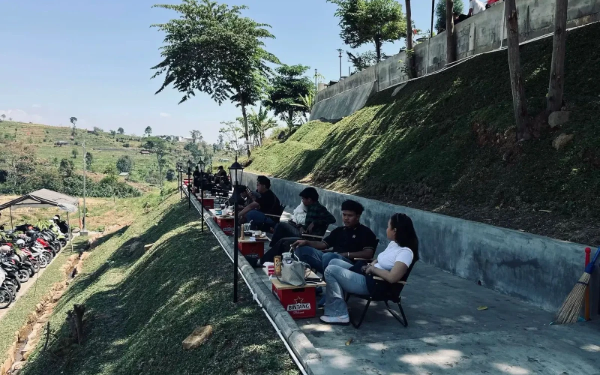 Thumbnail Berita - Batas Desa Pacet Kini Makin Nyaman, Jadi Pilihan Nongkrong dengan Suasana Sejuk