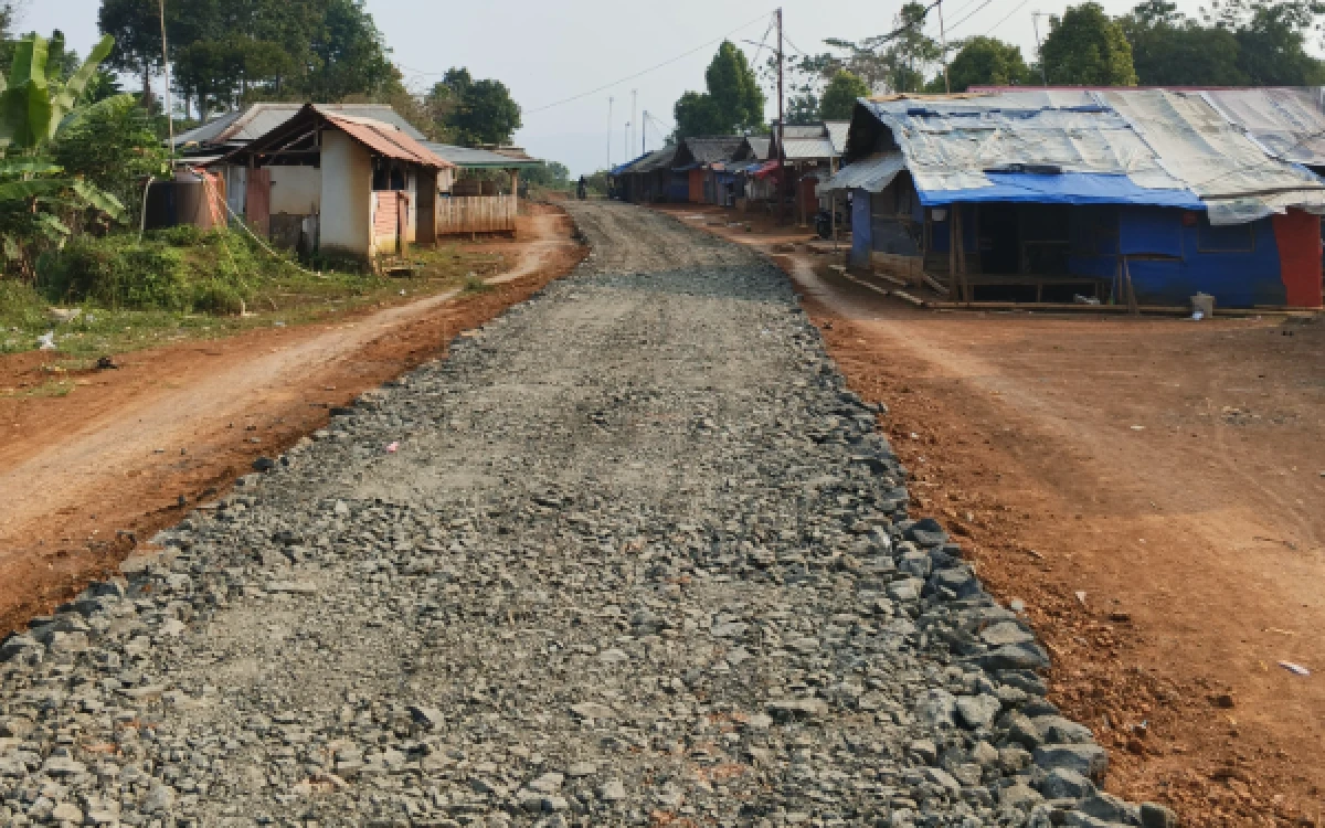 Thumbnail Berita - Pengerasan Jalan Menuju Huntap Lebakgedong Capai 90 Persen, Warga Minta Kementerian PKP Segera Bangun Rumah Permanen