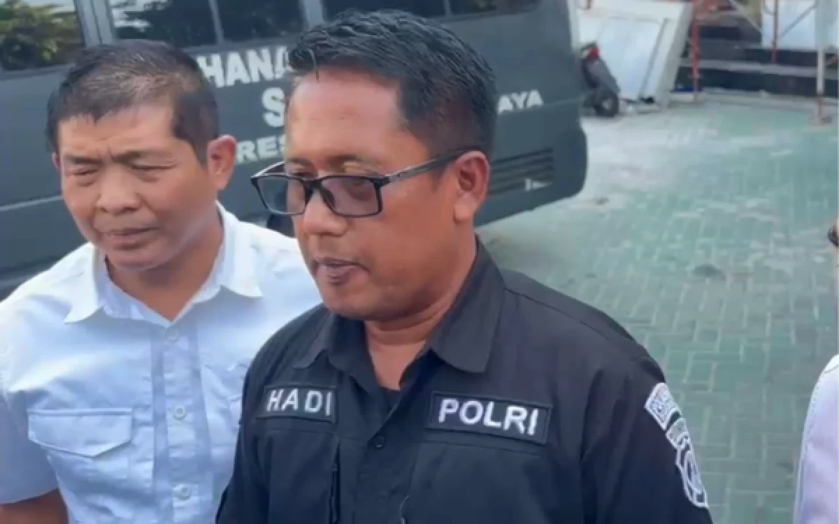 Thumbnail Berita - Polrestabes Surabaya Bawa 8 Orang Termasuk 3 Anggota Dewan Terciduk Narkoba ke BNN