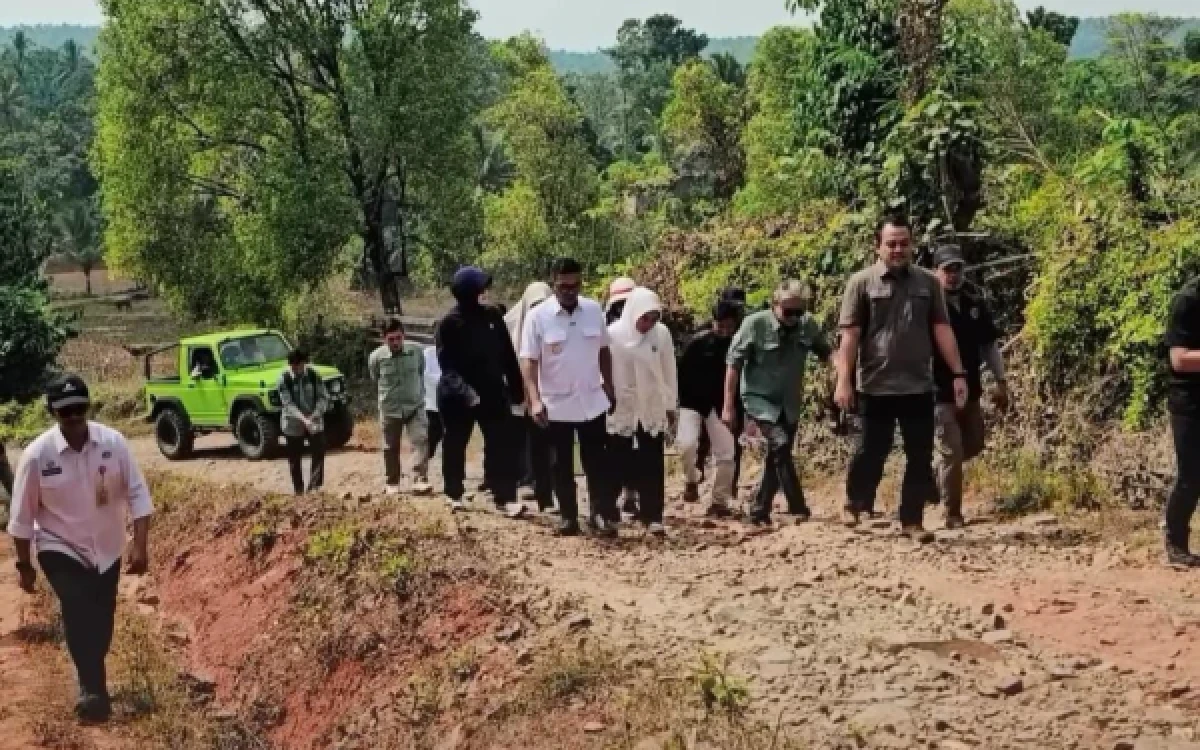 Thumbnail Berita - Tinjau Jalan Rusak di Kampung Buluh Pandeglang, Andra Soni: Akan Kita Bangun Lewat Program Bang Andra