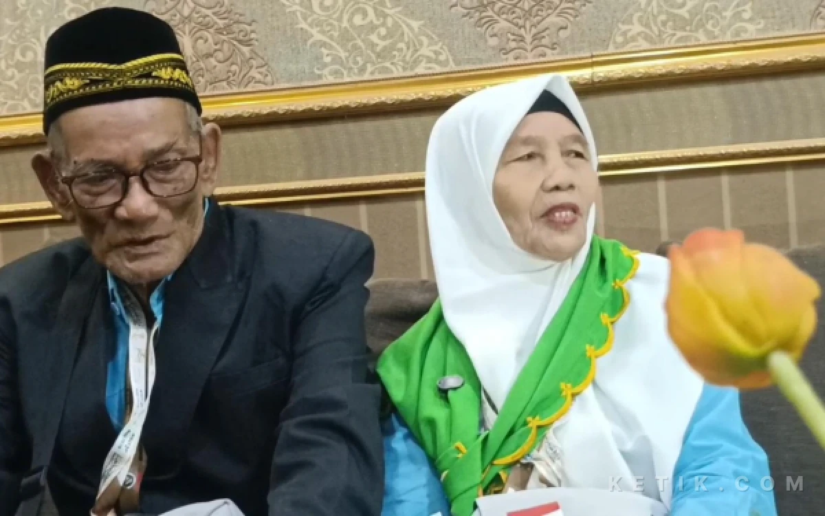 Thumbnail Berita - 14 Tahun Menabung di Kantong Kresek, Pasangan Lansia Akhirnya Berangkat Haji