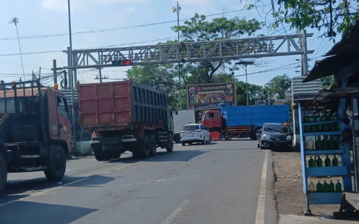 Thumbnail Berita - Aksi Blokade Massa di Depan Markas TNI AL Pasuruan Akibat Insiden Peluru Nyasar, Jalur Pantura Lumpuh 6 Jam