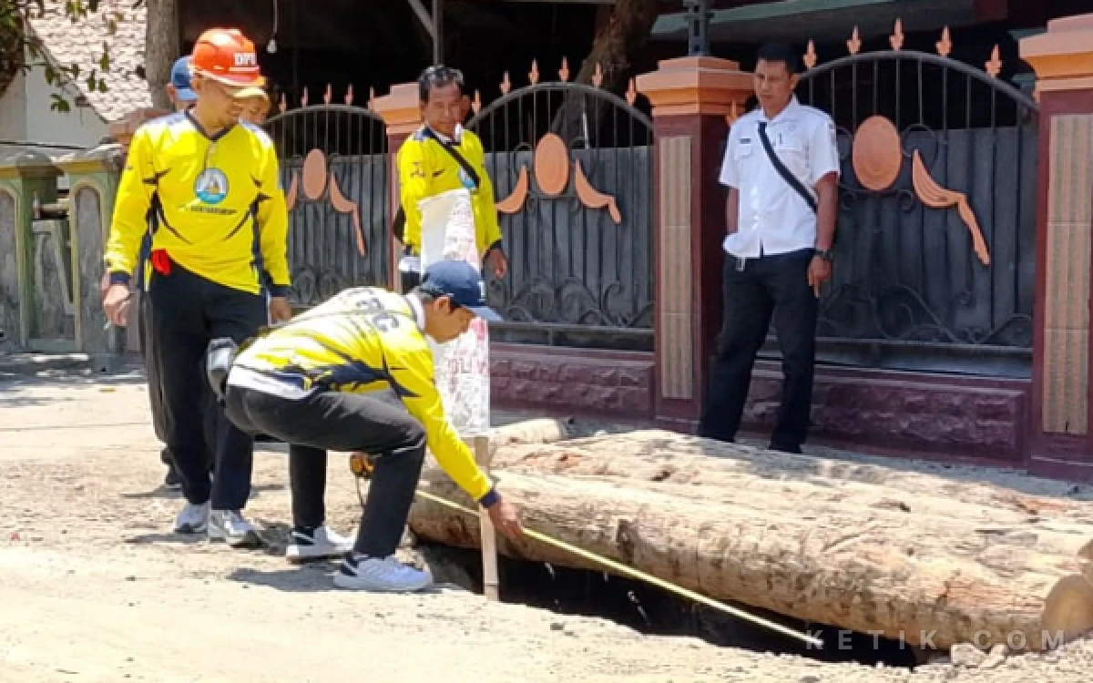 Thumbnail Berita - Plat Beton Ambles di Bantarkawung, TRC DPU Brebes Gerak Cepat Cek Lokasi