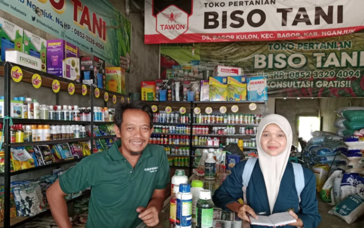 Thumbnail Berita - Mahasiswa MBKM PSDKU Universitas Brawijaya Kediri Pelajari Preferensi Petani terhadap Pupuk Cair Melalui Wawancara di Toko Pertanian