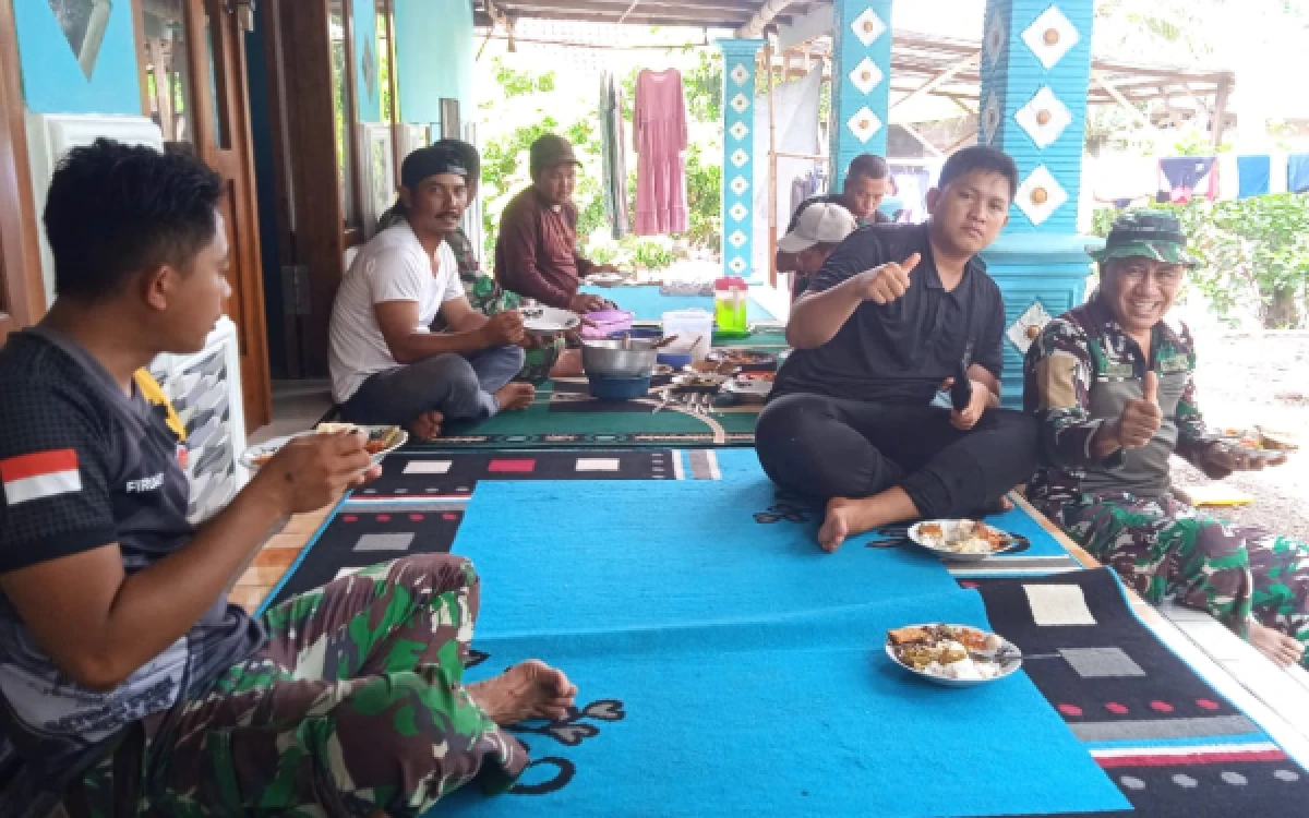 Thumbnail Berita - Makan Siang Jadi Ajang Kebersamaan Satgas TMMD Ke-128 dan Warga Dusun Klagin Desa Brabe