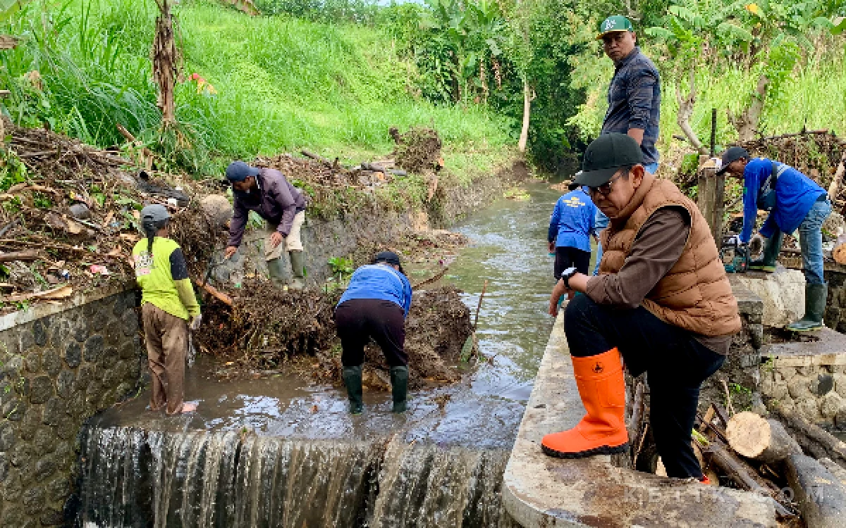 Thumbnail Berita - Wali Kota Batu Cak Nur Tinjau 4 Titik Luapan Air, Kebut Perbaikan Plengsengan dan Gencarkan Kerja Bakti