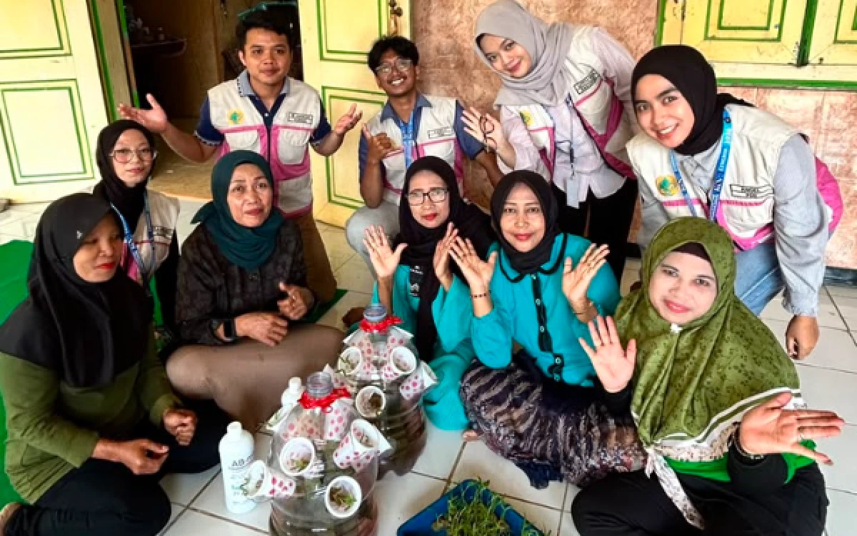 Foto Potret  pelaksanaan kegiatan HydroPlast bersama masyarakat( Foto : Mahasiswa Kuliah Kerja Nyata (KKN) Kelompok 13 PSDKU Universitas Brawijaya Kediri )