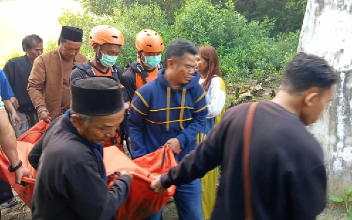 Thumbnail Berita - Dua Hari Pencarian, Pemancing yang Tenggelam di Kali Lamong Akhirnya Ditemukan