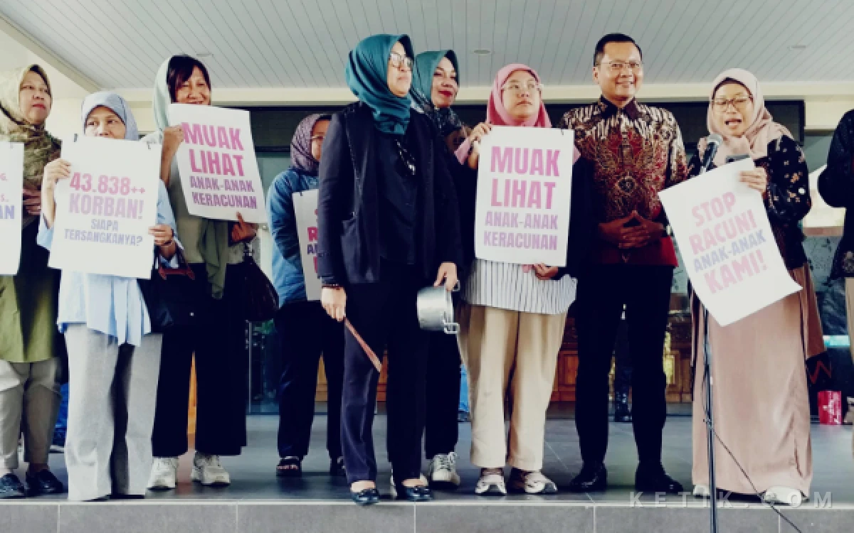Thumbnail Berita - Bawa Panci dan Sutil ke DPRD Sleman, Massa Tuntut Moratorium MBG Usai 900 Anak Keracunan