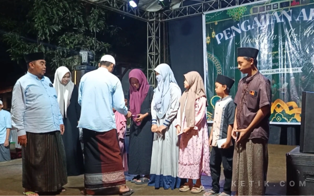 Thumbnail Berita - Peringati Tahun Baru Islam, Jemaah Musholah Al Amin Sumublor Pekalongan Santuni 60 Anak Yatim dan Gelar Wayang Santri