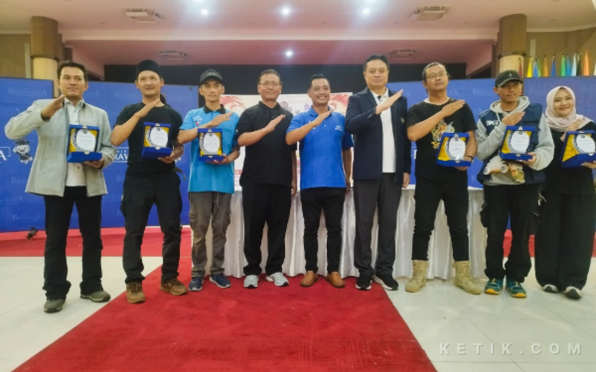 Foto Para perwakilan komunitas merpati hias (IFPC), Serama, Ayam Hias, Ayam Pelung dan Kucing (ICA) bersama pimpinan Universitas Brawijaya seusai menerima cindra mata. (Foto : Sutejo Rc/ketik.com)