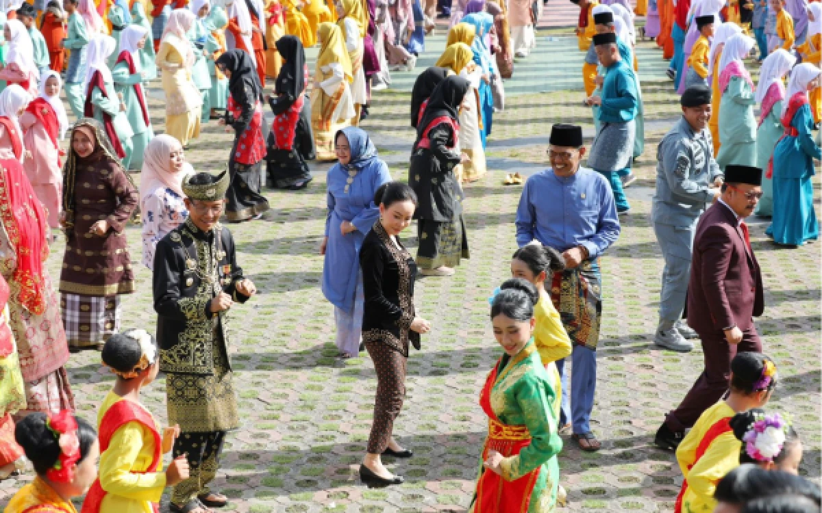 Thumbnail Berita - Hardiknas 2026 Kota Batam: Amsakar-Li Claudia Menari Zapin Ngenang bersama 5.120 Pelajar
