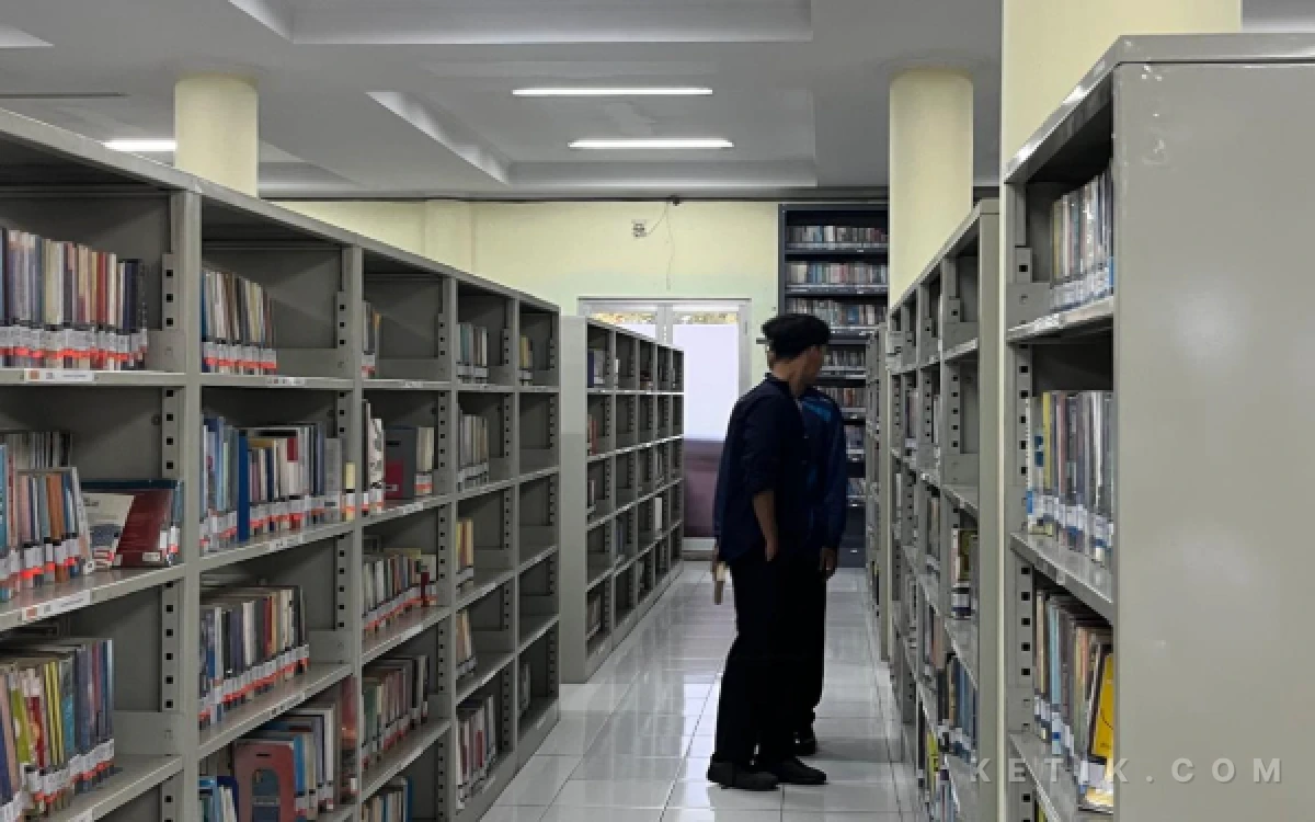 Thumbnail Berita - Rak Perpustakaan Kota Malang Overkapasitas, Buku Fiksi Jadi Buruan Pembaca