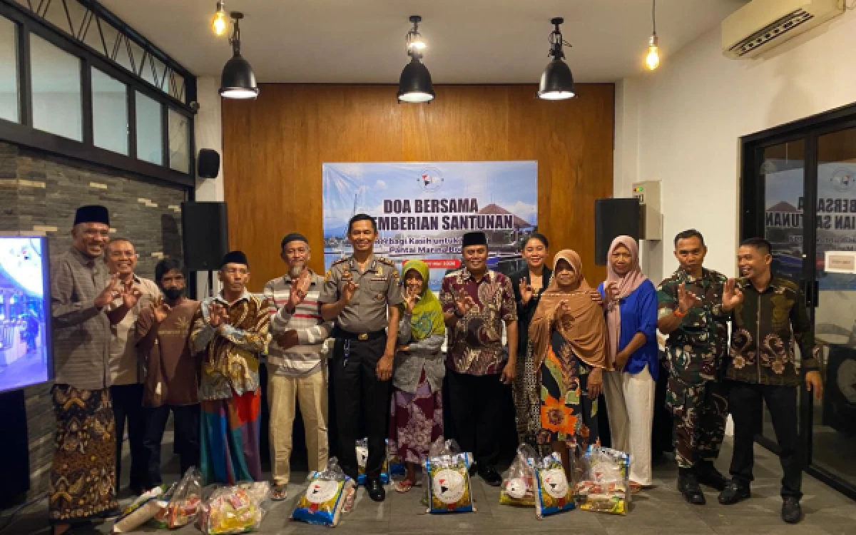 Foto BIYC saat bagikan sembako