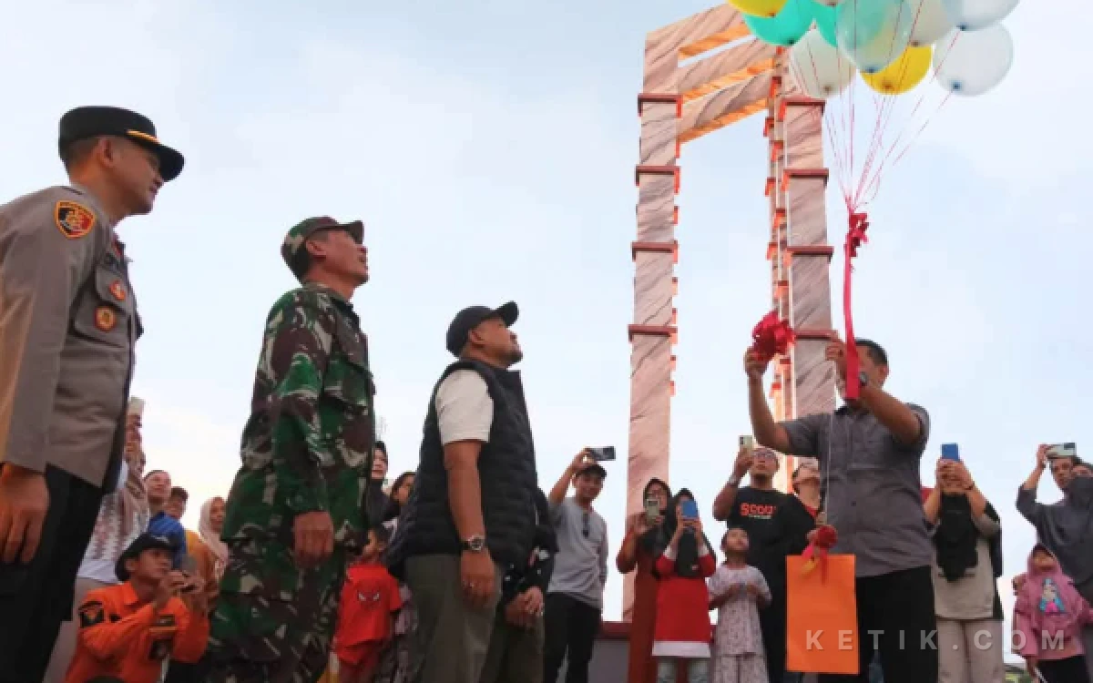 Thumbnail Berita - Bupati Anom Resmikan Alun-alun Moga Pemalang, Dibangun dari Swadaya Warga