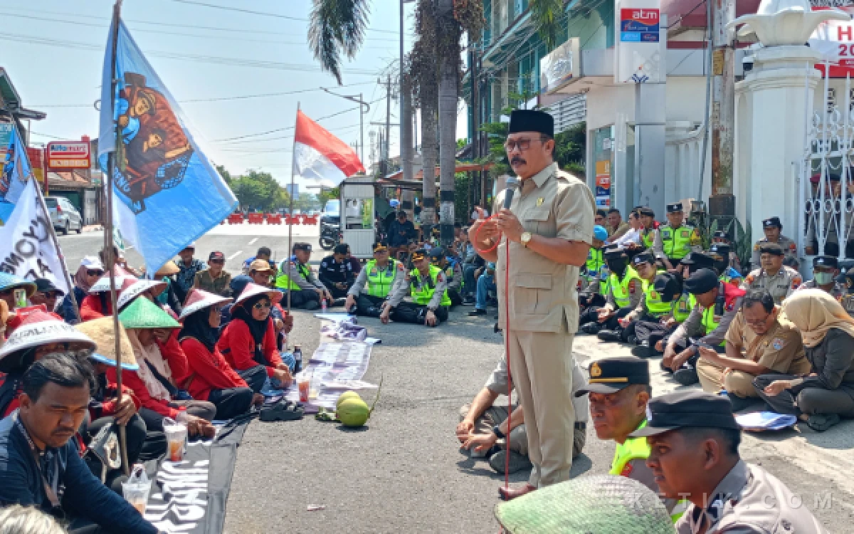 Thumbnail Berita - Warga Cilacap Datangi Gedung DPRD Cilacap, Minta Atasi Konflik Agraria, Polusi PLTU dan Limbah Tambak Udang