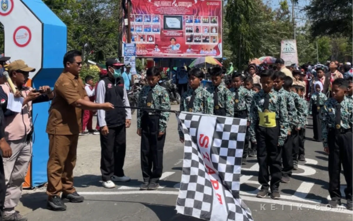 Thumbnail Berita - Lomba Gerak Jalan Tingkat SD di Asembagus Meriah, Jadi Berkah bagi UMKM