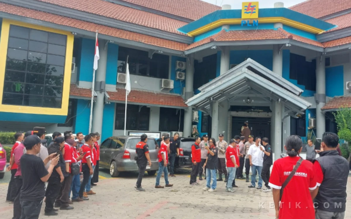 Thumbnail Berita - Protes Pemadaman Listrik Bergilir, Gabungan LSM Labrak PLN UP3 Situbondo
